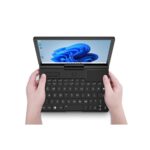GPD Pocket 3 Ultrabook pro profesionály zobrazený zepředu v rukou člověka