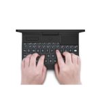 GPD Pocket 3 Ultrabook pro profesionály zobrazený shora s osobou píšící na klávesnici
