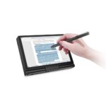 GPD Pocket 3 Ultrabook pro profesionály zobrazený zepředu pomocí stylusu