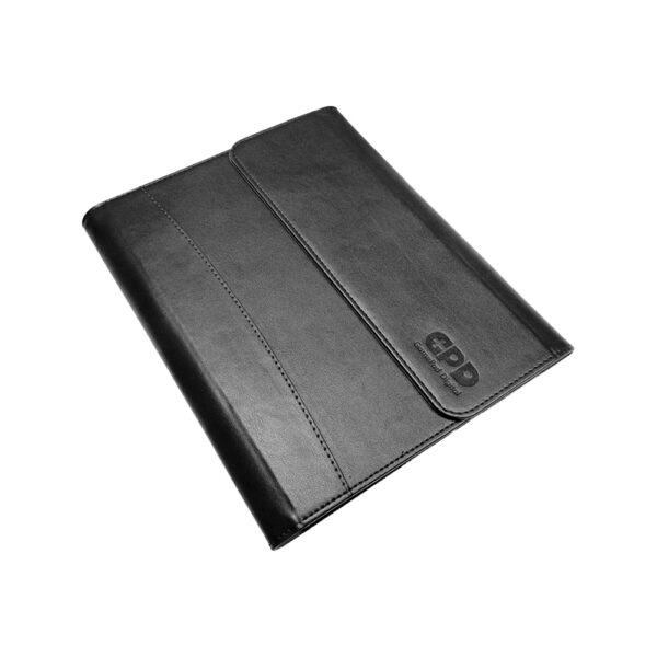 फ्लैप कवर के साथ काले चमड़े की शैली का सुरक्षात्मक केस, जिसके ऊपरी दाहिने कोने पर उभरा हुआ "जीपीडी" लोगो है।