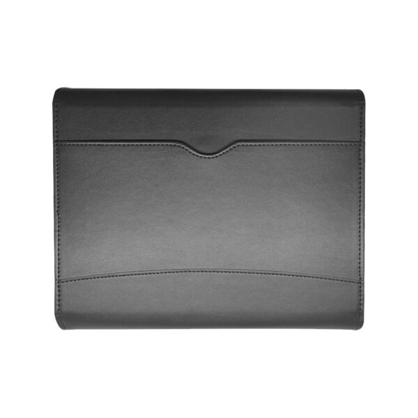 एक चिकना, काला सुरक्षात्मक केस, जो कोण पर दिखाया गया है, इसकी चिकनी बनावट, घुमावदार सिलाई डिजाइन और सुरक्षित फ्लैप क्लोजर को उजागर करता है।