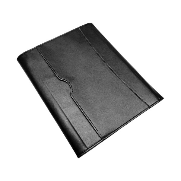 काले केस के पीछे की ओर एक सूक्ष्म घुमावदार सिलाई पैटर्न और आसान पहुंच के लिए एक कटआउट अनुभाग है।