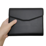 Obrázek zobrazující osobu držící ochranné pouzdro GPD Pocket 3