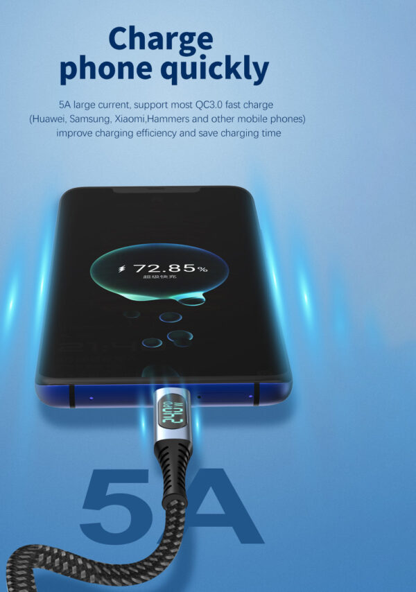 Jarak dekat kabel yang mengecas telefon pintar. Paparan digital pada kabel menunjukkan arus 5A dengan mesej yang menunjukkan pengecasan pantas, kerana peratusan bateri telefon dipaparkan pada 72.85%. 