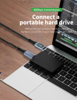 Nešiojamasis kietasis diskas prie nešiojamojo kompiuterio prijungtas naudojant C tipo USB kabelį. Paveikslėlyje pabrėžiamas 40 Gb/s duomenų perdavimo greitis, pabrėžiant greitą failų perkėlimą.