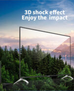 Didelis televizoriaus ekranas, kuriame demonstruojamas 3D šoko efektas, apsuptas vešlaus miško kraštovaizdžio, išryškina įspūdingą poveikį ir įtraukiančią žiūrėjimo patirtį.
