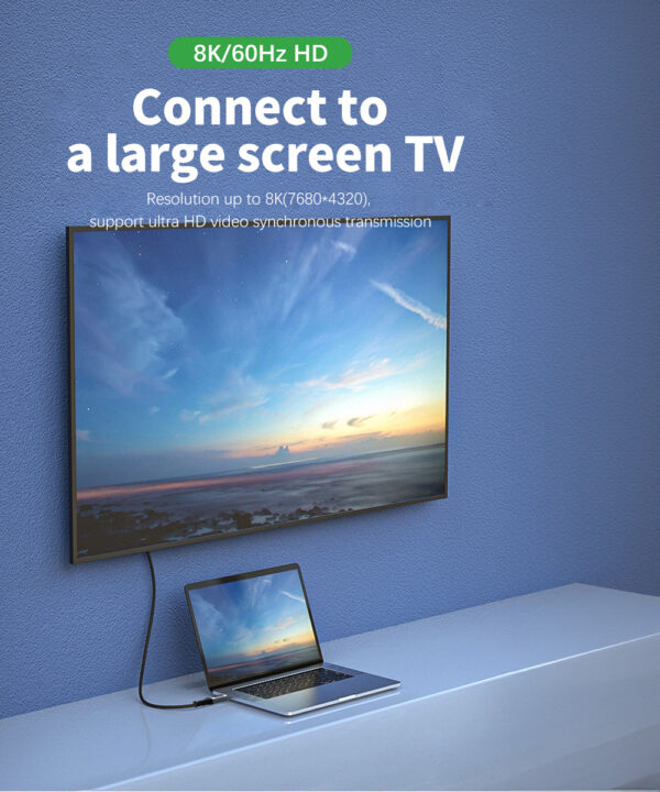 Komputer riba yang disambungkan ke TV besar dengan sambungan 8K/60Hz. Imej menyerlahkan keupayaan untuk menyambung ke TV skrin besar dengan sokongan untuk penyegerakan video ultra HD, memaparkan pemandangan yang indah. 