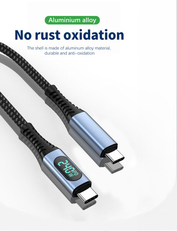 Imej dekat kabel digital Jenis C dengan penyambung aloi aluminium. Kabel ini direka untuk mengelakkan karat dan pengoksidaan, menampilkan paparan digital yang menunjukkan penggunaan kuasa, khususnya pengecasan PD 240W. 