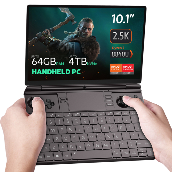 Il GPD Win Max 2 (2024) viene mostrato mentre esegue il gioco The Witcher sul suo display. Il dispositivo presenta specifiche impressionanti, tra cui fino a 64 GB di RAM, fino a 4 TB di storage SSD NVMe e una CPU Ryzen 7 8840U, che ne evidenziano la capacità di gestire con facilità i giochi più impegnativi. 