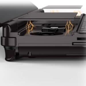 Obrázek herního notebooku GPD Win Max 2 (2024), na kterém jsou vidět vestavěné magnetické kryty. Pohled zblízka ilustruje elegantní design a snadné používání, přičemž magnetické kryty bez problémů chrání porty a komponenty zařízení, když se nepoužívají.
