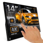 Monitor portatile touchscreen da 14 pollici DroiX che visualizza un'immagine 4K di un'auto sportiva gialla. Il testo in sovrimpressione evidenzia le caratteristiche: Touch screen da 14 pollici, luminosità di 500 NITS, risoluzione 4K e supporto HDR 400. Viene mostrata una mano che interagisce con il touchscreen.  