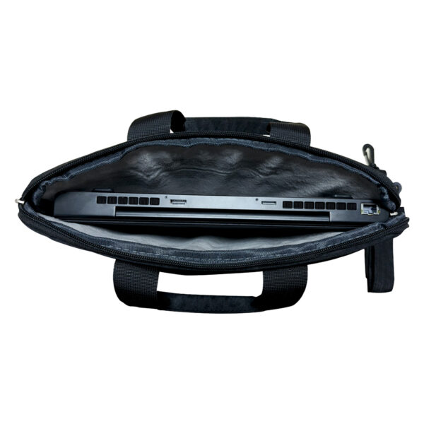 GPD Duo केस का ऊपर से नीचे का दृश्य, जिसमें डिवाइस अंदर है। डिवाइस को खरोंच से बचाने के लिए अंदर की तरफ मुलायम कपड़े की परत लगी है। 