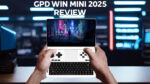(GPD WIN MINI 2025 Review): Záběr osoby držící GPD WIN Mini 2025 v jasném herním prostředí. Zařízení je vybaveno 7palcovým displejem, plnohodnotnou klávesnicí QWERTY a herními ovládacími prvky. Na obrazovce je zobrazeno živé pozadí ve stylu kyberpunku s překryvným textem: „GPD WIN MINI 2025 REVIEW.“