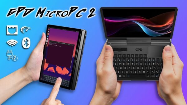 एक व्यक्ति दोनों हाथों से काले रंग का GPD MicroPC 2, एक कॉम्पैक्ट लैपटॉप, जिसमें हिंग वाली स्क्रीन और एक पूर्ण QWERTY कीबोर्ड है, पकड़े हुए है। स्क्रीन पर नीले, गुलाबी और नारंगी रंगों वाला एक रंगीन, अमूर्त वॉलपेपर दिखाई देता है। बाईं ओर, एक अन्य व्यक्ति उसी डिवाइस को पोर्ट्रेट मोड में पकड़े हुए है, और स्क्रीन पर एक वर्चुअल कीबोर्ड प्रदर्शित करते हुए इसे एक बड़े स्मार्टफोन की तरह इस्तेमाल कर रहा है। इस दृश्य में डिवाइस की स्क्रीन एक लिनक्स डेस्कटॉप वातावरण दिखाती है जिसमें एक टर्मिनल विंडो खुली हुई है। छवि के ऊपरी बाएँ कोने में, चार सफेद चिह्न हैं: एक नेटवर्क पोर्ट, वाई-फाई, ब्लूटूथ और एक पावर प्लग। छवि के शीर्ष पर "GPD MICROPC 2" एक स्टाइलिश सफेद फ़ॉन्ट में लिखा हुआ है।     