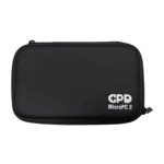 Záběr zavřeného černého pevného pouzdra GPD MicroPC 2 na šedém pozadí zepředu. Pouzdro má obdélníkový tvar se zaoblenými rohy a v pravém dolním rohu je bílé logo "GPD MicroPC 2". Pouzdro je uzavřené na zip.  