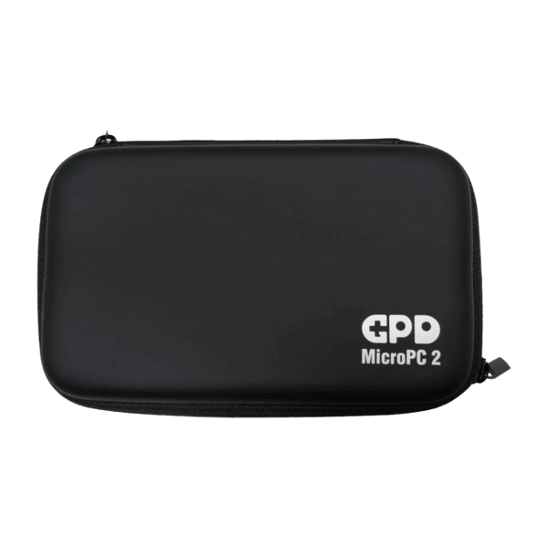 Záběr zavřeného černého pevného pouzdra GPD MicroPC 2 na šedém pozadí zepředu. Pouzdro má obdélníkový tvar se zaoblenými rohy a v pravém dolním rohu je bílé logo "GPD MicroPC 2". Pouzdro je uzavřené na zip.
