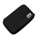Úhlový záběr uzavřeného černého pevného pouzdra pro GPD MicroPC 2, izolovaný na bílém pozadí. Horní část pouzdra je hladká a v pravém dolním rohu je bílé logo "GPD MicroPC 2". Pouzdro je uzavřené na zip.