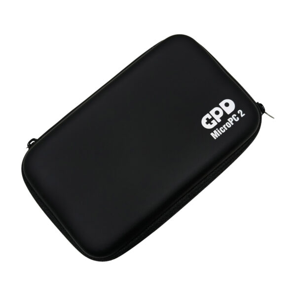 GPD MicroPC 2 के बंद, काले हार्ड शेल केस का एक कोणीय चित्र, सफ़ेद पृष्ठभूमि पर अलग से लिया गया है। केस का ऊपरी हिस्सा चिकना है और निचले दाएँ कोने में सफ़ेद रंग का "GPD MicroPC 2" लोगो अंकित है। केस ज़िप से बंद है।  