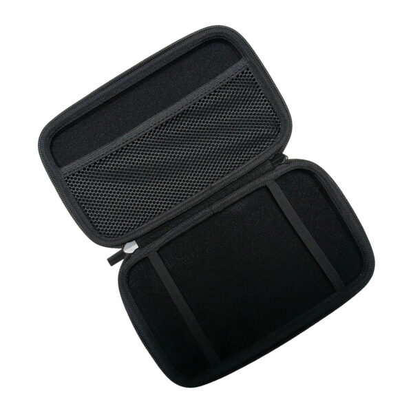 GPD MicroPC 2 के काले हार्ड शेल केस का ऊपर से नीचे की ओर, कोणीय चित्र, जिसे खोलकर अंदर का दृश्य दिखाया गया है। केस के ऊपरी आधे हिस्से में एक्सेसरीज़ के लिए एक जालीदार पॉकेट है, जबकि निचले आधे हिस्से में डिवाइस को सुरक्षित रूप से पकड़ने के लिए दो इलास्टिक स्ट्रैप हैं। केस खाली है।  