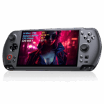 회색 배경에 휴대용 게임 콘솔 GPD WIN 5가 중앙에 있습니다. 화면에는 사이버펑크 배경의 여성이 표시됩니다. 화면 위에는 "AI Max+", "Radeon 8060s", "CPU 전력", "FPS" 등의 성능 지표를 보여주는 투명 창이 겹쳐져 있습니다. 콘솔은 짙은 회색이며 눈에 잘 띄는 D 패드, 아날로그 스틱, 얼굴 버튼이 있습니다.