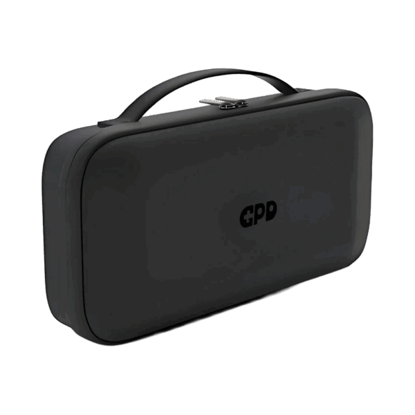 GPD WIN 5 के लिए एक बंद, काले रंग के हार्ड-शेल कैरी केस का तीन-चौथाई दृश्य, जिसमें ऊपर की ओर हैंडल, दो ज़िपर और सामने की ओर बीच में एक सूक्ष्म काले रंग का GPD लोगो है। यह केस गहरे हरे रंग की पृष्ठभूमि पर रखा गया है। 