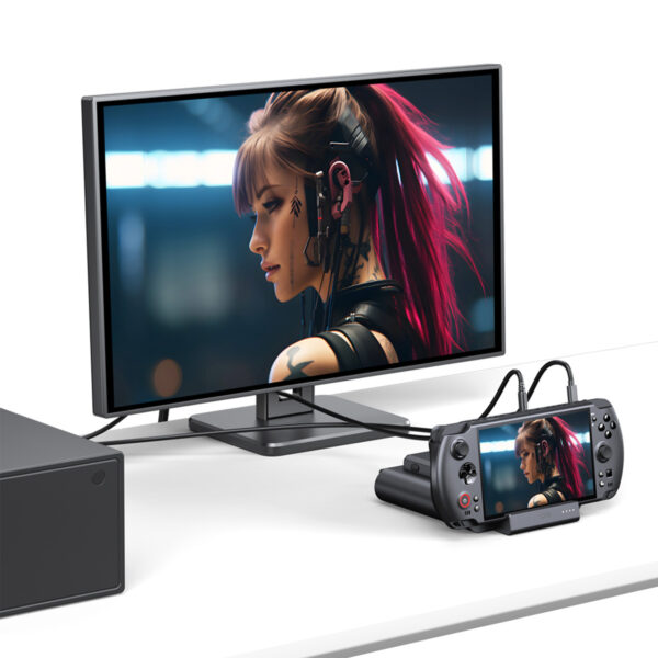 En skrivebordsopsætning, der viser GPD WIN 5 docket og tilsluttet en ekstern skærm via kabler. Det samme billede af en kvindelig figur med lyserødt hår vises på både den lille konsolskærm og den store eksterne skærm, hvilket demonstrerer dockens videoudgangskapacitet. 
